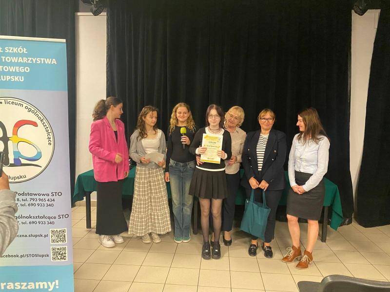 Uczniowie prezentują dyplomy za zwycięskie miejsce w konkursie.