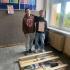 Uczniowie bez plecaków z przedmiotem zastępującym