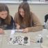 Uczennice wykonują pracę literacko-plastyczną podczas warsztatów w bibliotece pedagogicznej