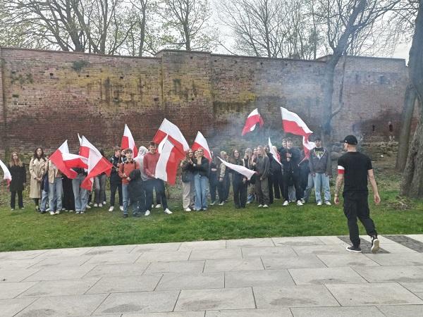 Nagrywanie teledysku do utworu patriotycznego.