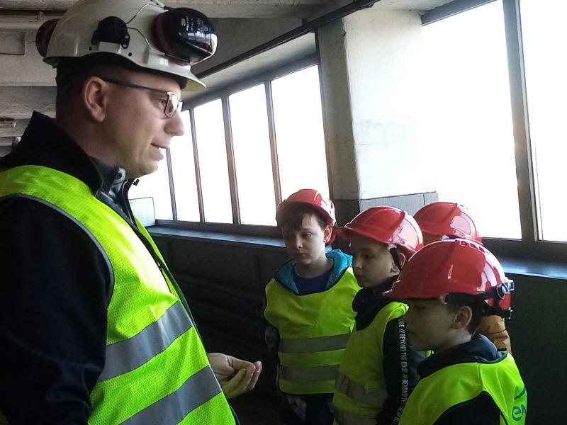 uczniowie klasy pierwszej w jednej ze słupskich ciepłowni